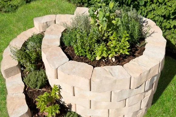 Hochbeet aus Steinen mit Kräutern